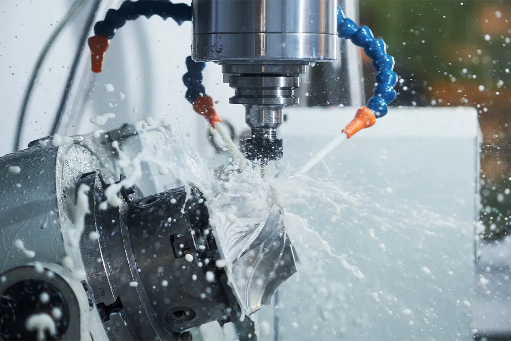 Frezowanie CNC elementu metalowego z użyciem chłodziwa