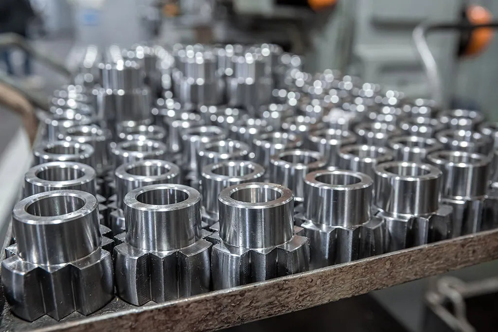 Axxawash KF-124 1 Precyzyjnie obrobione tuleje metalowe na tacy produkcyjnej
