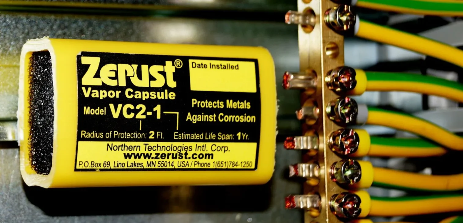 Korozja urządzeń elektrycznych i elektronicznych – jakie jest ryzyko i ile może kosztować przestój w wyniku awarii?