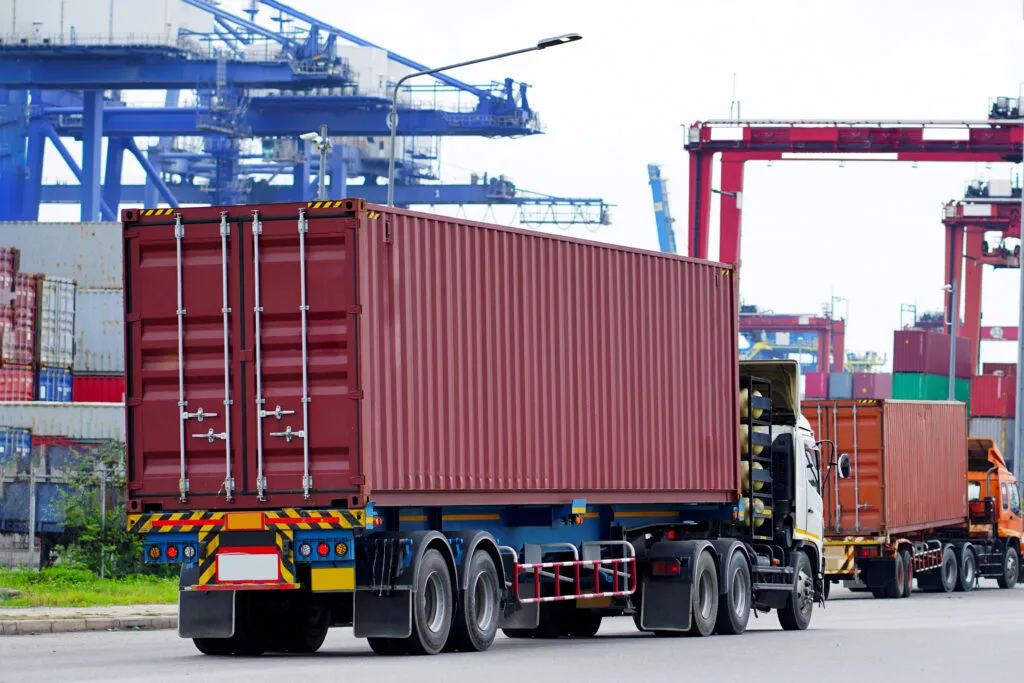 Jak chronić elementy metalowe w transporcie morskim?