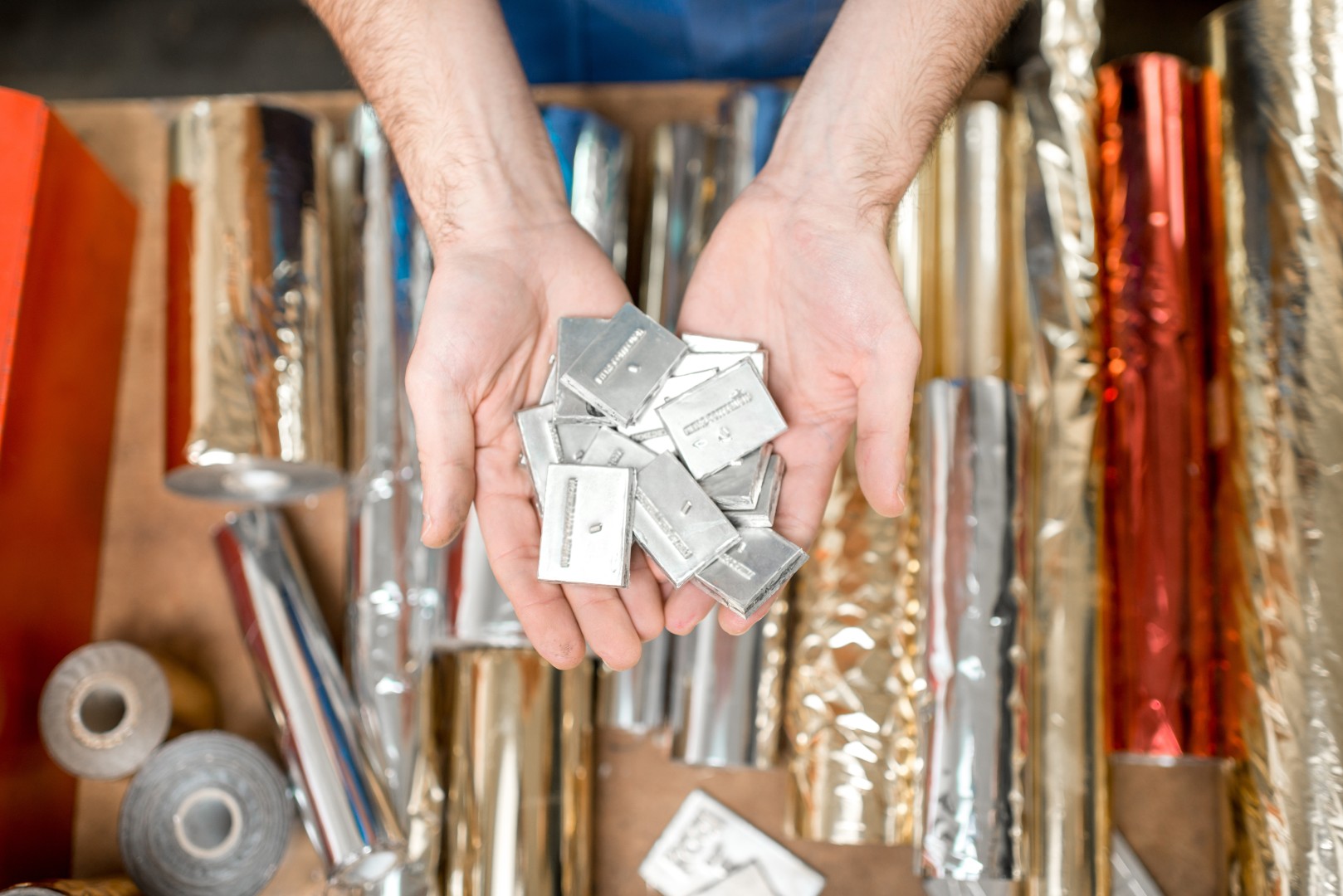 Jak dobrać opakowanie VCI do metalu: stal, żeliwo, miedź, mosiądz i aluminium