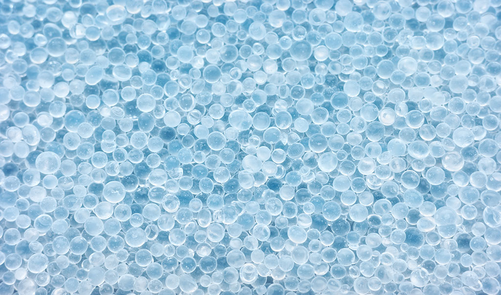 Silica gel vs glinka bentonitowa: który pochłaniacz wilgoci sprawdzi się w transporcie 4 Zdjęcie z bliska granulek żelu krzemionkowego