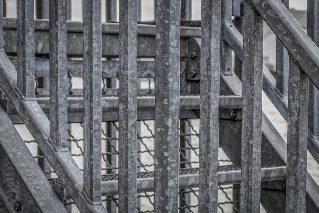 Biała korozja na ocynku – skąd bierze się biały nalot i jak mu zapobiec 6 Ocynkowana metalowa balustrada i schody z widoczną powłoką cynkową