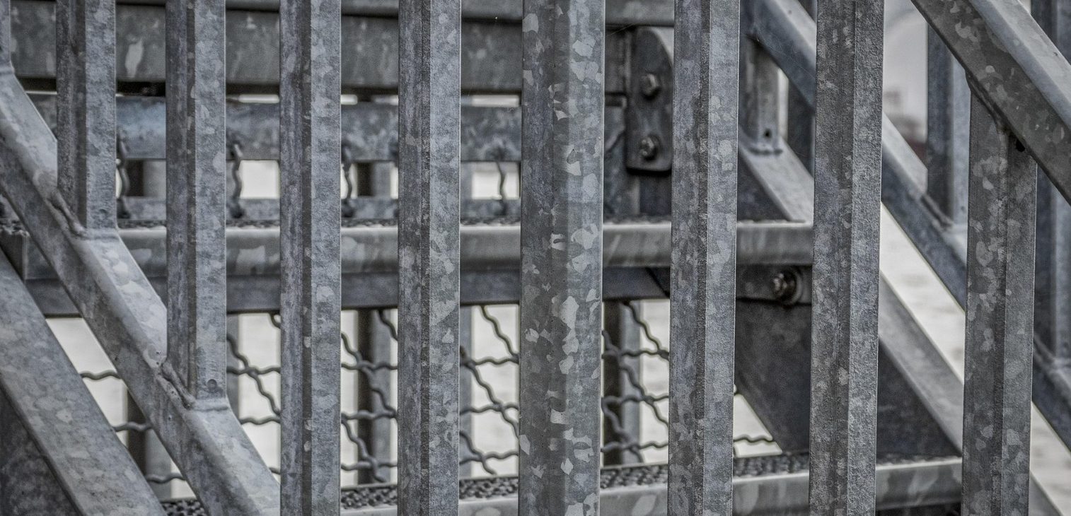 Biała korozja na ocynku – skąd bierze się biały nalot i jak mu zapobiec 1 Biała korozja na ocynku – skąd bierze się biały nalot i jak mu zapobiec