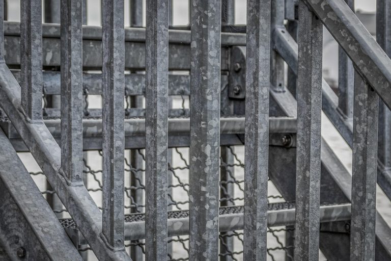 Biała korozja na ocynku – skąd bierze się biały nalot i jak mu zapobiec