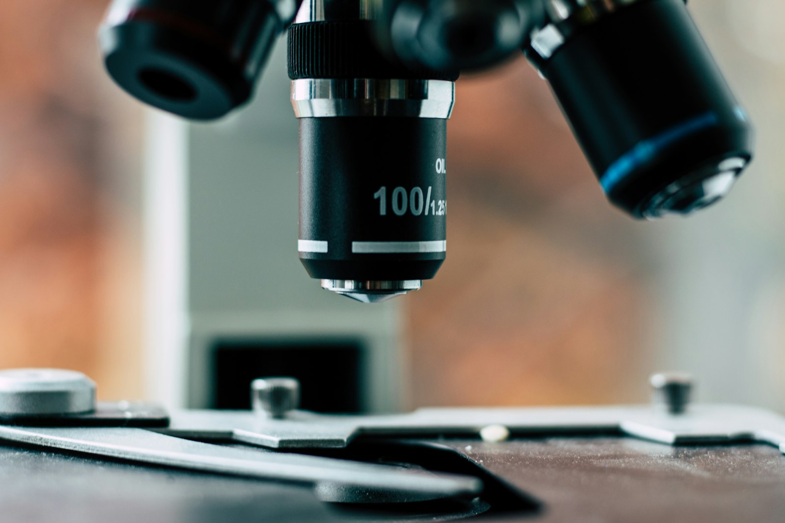 Czystość techniczna detali (VDA 19.1, ISO 16232) – jak ją osiągnąć i utrzymać do montażu 3 Mikroskop do analizy cząstek na filtrze membranowym – badanie czystości technicznej ISO 16232