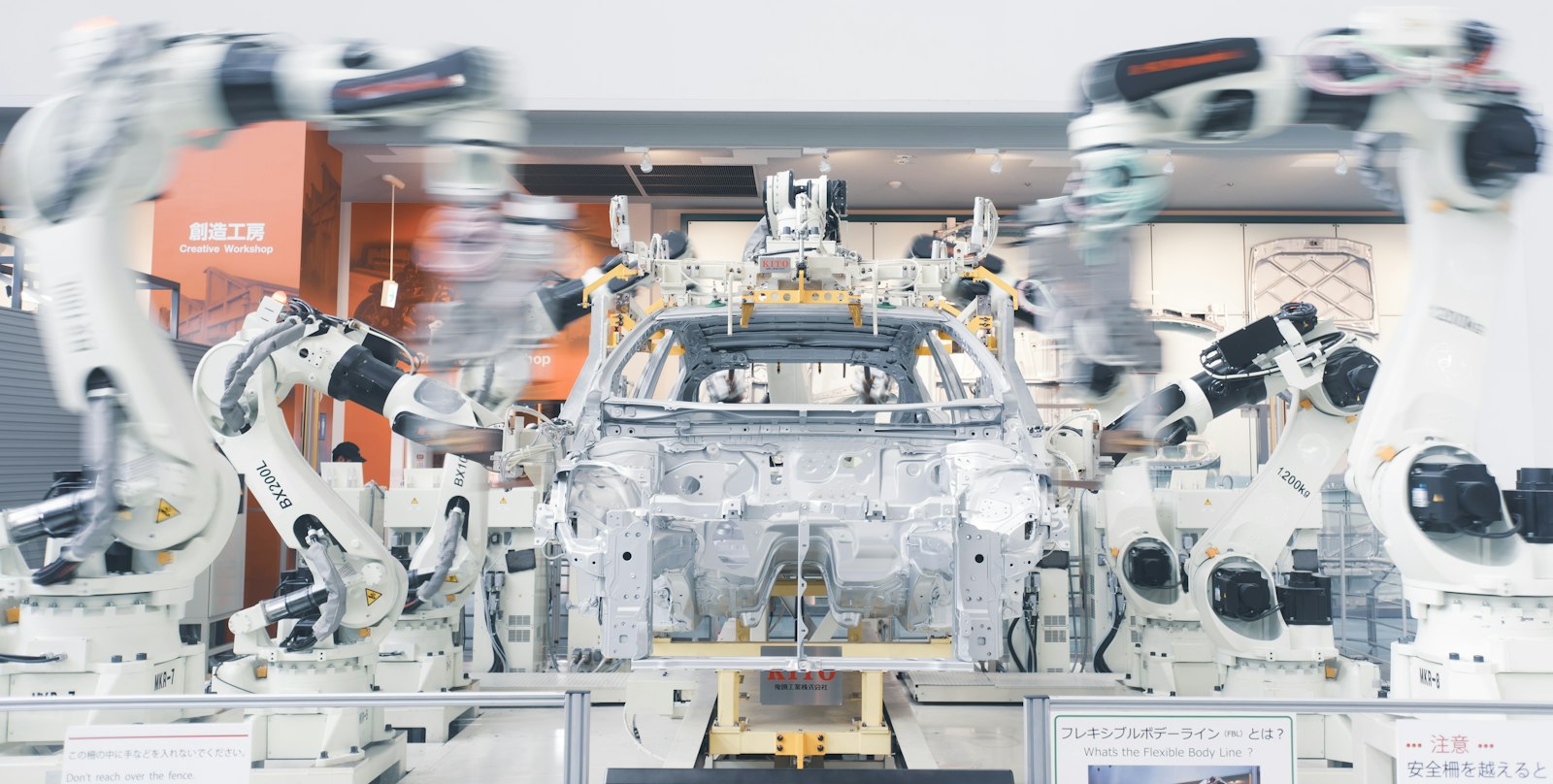 Czystość techniczna detali (VDA 19.1, ISO 16232) – jak ją osiągnąć i utrzymać do montażu 4 Roboty montujące nadwozie na linii produkcyjnej – wymagania czystości komponentów w automotive