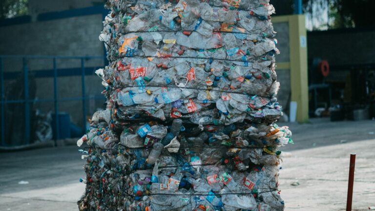 Sprasowana bela odpadów z tworzyw sztucznych przed recyklingiem