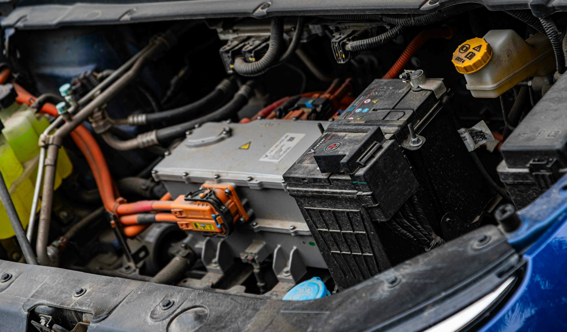 Komora napędu pojazdu elektrycznego z przewodami wysokiego napięcia i baterią