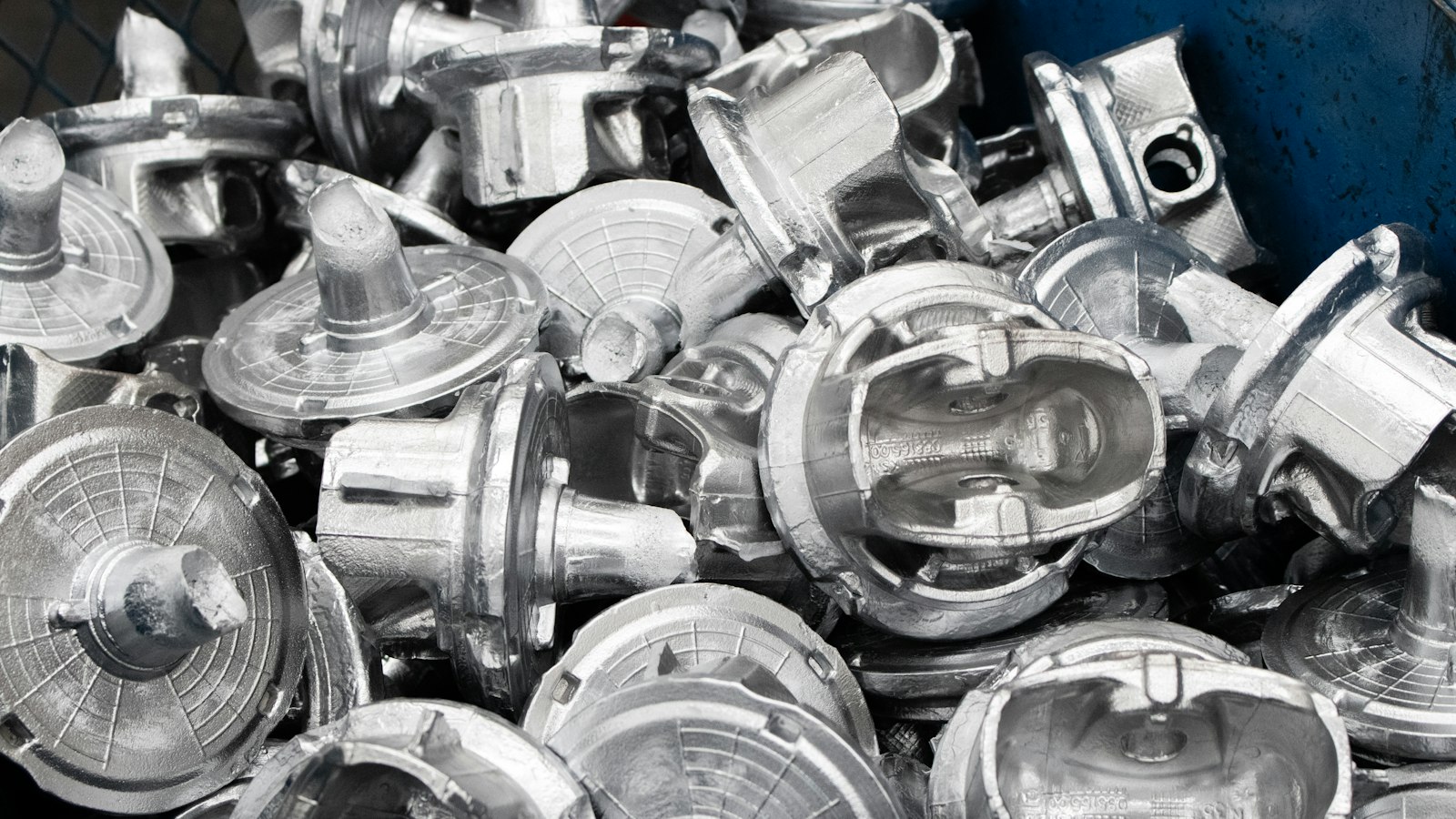 Środek do mycia aluminium w przemyśle – jak umyć detal, żeby go nie wytrawić
