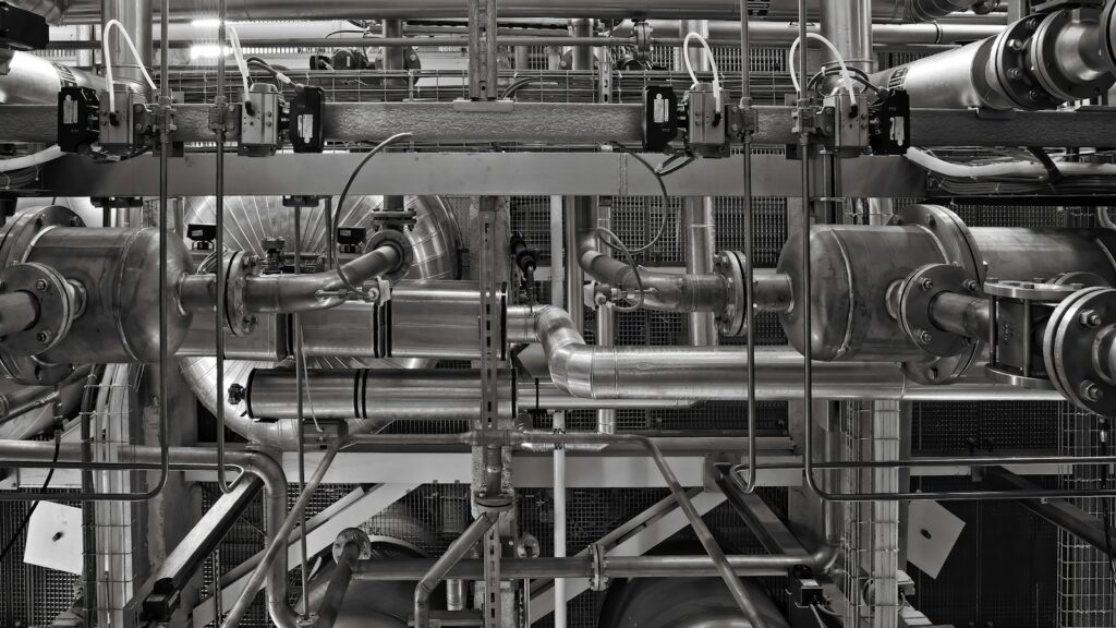 Próba hydrostatyczna a korozja – jak chronić rurociąg i zbiornik podczas testu i po nim 6 Instalacja przemysłowa z rurociągami i zaworami