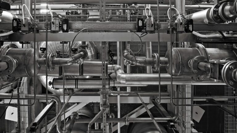 Próba hydrostatyczna a korozja – jak chronić rurociąg i zbiornik podczas testu i po nim 2 Instalacja przemysłowa z rurociągami i zaworami