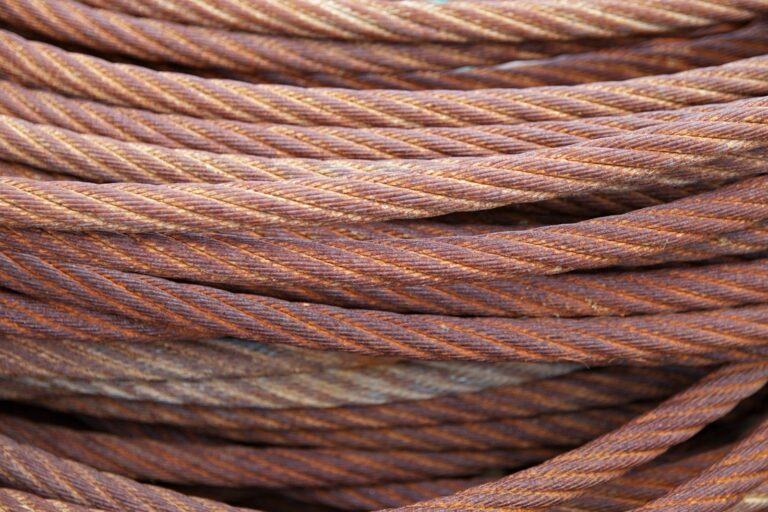 Zwinięta, skorodowana lina stalowa – element narażony na korozję zmęczeniową
